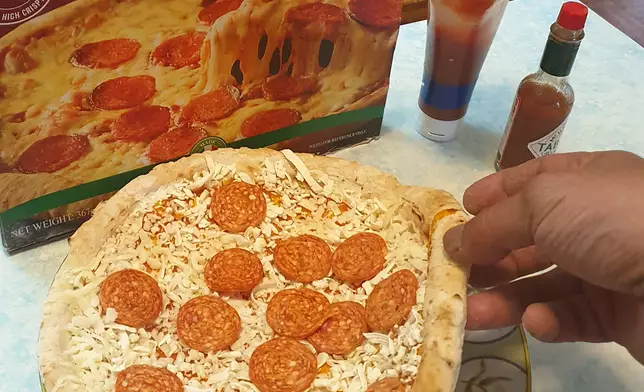 有人於社交平台解鎖吃急凍pizza的新方法，震驚網民。（Facebook 群組「香港茶餐廳及美食關注組」圖片）