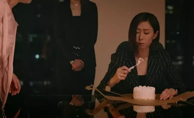 仲鼓起泡腮係咁將啲cream「pat」落群姐度，而且表情相當複雜，既有怒意、冷漠，亦有滿滿的委屈。