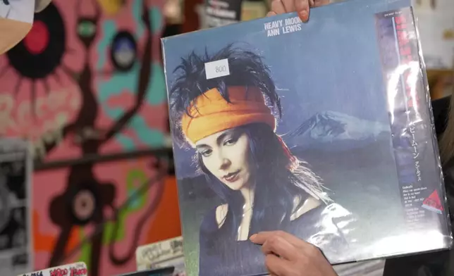 杜如風手上的黑膠碟女歌手，樣貌同超儀有9成相似。