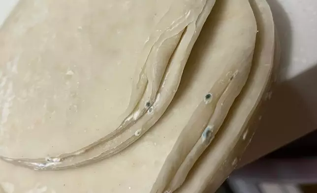 樓主更奉勸大家要小心「個阿姐拎咗唔新鮮嘅畀我，發晒霉，明顯顏色都唔同，大家小心，樂富中間嗰條巷。」