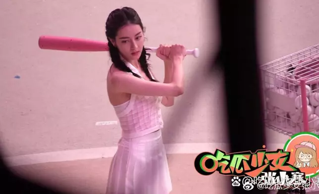 另有狗仔影到熱巴拍廣告時身形仲好Fit。