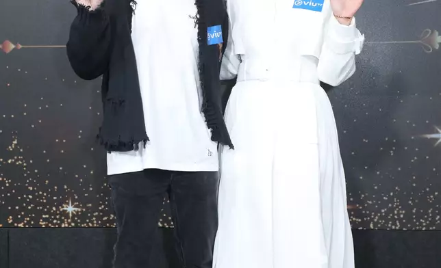 陳柏宇（左）與練美娟（右）主持ViuTV全新節目《婚前試行為》。