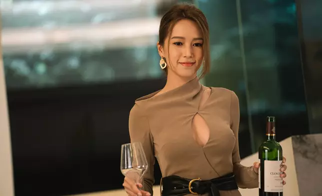 Kelly登場呢件開胸戰衣真係幾有「睇頭」。