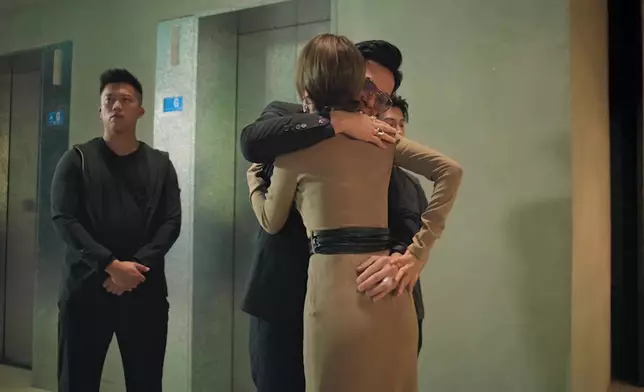 在詩慘遭連環摸pat，雖然佢個樣擺到明好唔願意，但係佢又敢怒不敢言。