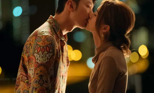 在詩慘遭連環摸pat，雖然佢個樣擺到明好唔願意，但係佢又敢怒不敢言。