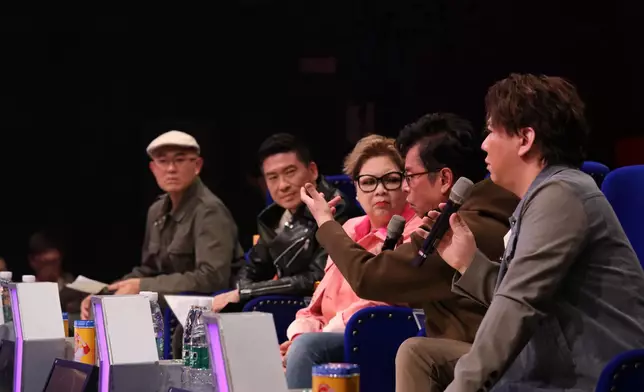 校長仲會同周國豐一齊上中文堂，場面搞笑。