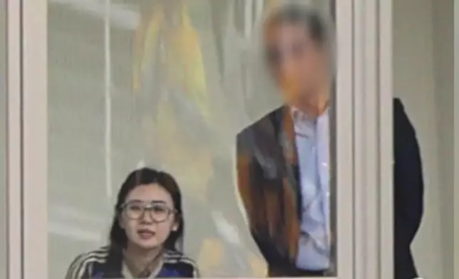 福原愛被拍到和橫濱男在VIP包廂約會。（圖片來源：《女性自身》）