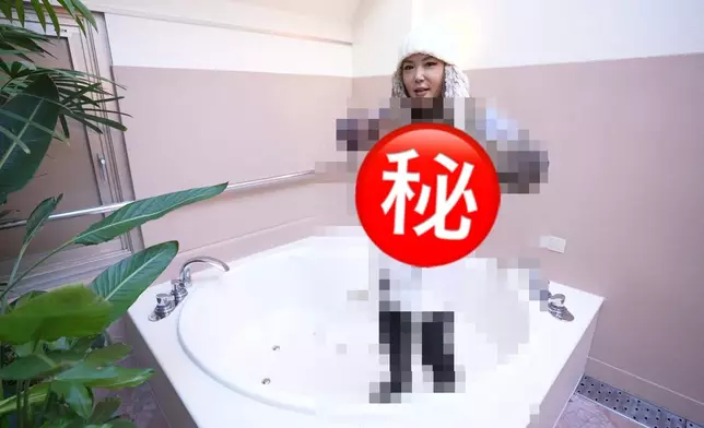 佢抆一抆浴巾以防毛巾滑落。