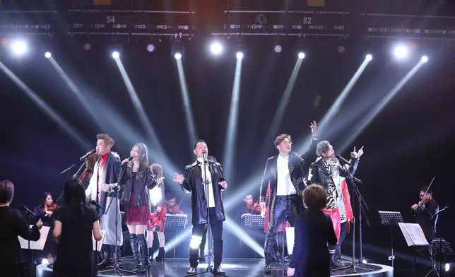 齊齊化身Rock仔Rock女，大晒型格一面。