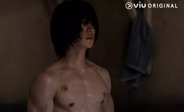 李帝勳在第一集就大晒結實胸肌（黃Viu提供圖片）