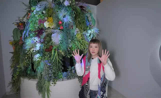 門口位嘅花叢有個窿，伸手入去仲有影像投射落雙手度。