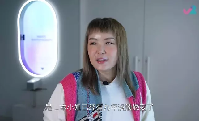 Helen於鏡頭前坦言自己9年冇拍拖，仲要冇人追，果然快人快語。