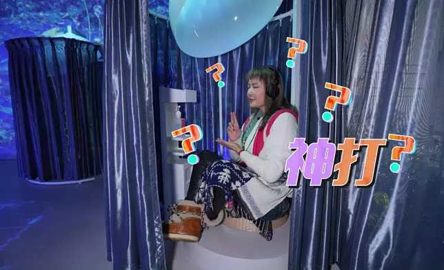 Helen於藍色為主調嘅鑽石花園入面戴住耳筒進行冥想，不過佢嘅甫士就同佢個人一樣有啲估你唔到。