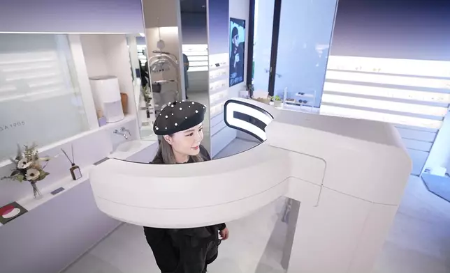 下北沢呢間百年眼鏡店，即場將Helen個樣透過3D掃瞄機scan入電腦。