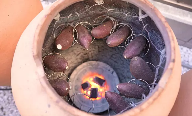 蕃薯用陶壺炭烤後新鮮出爐，都好特別。