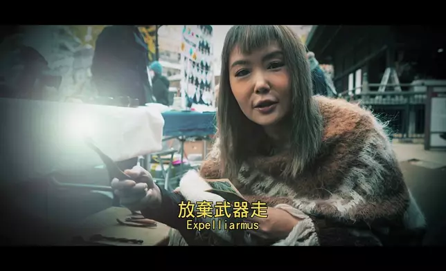 Helen攞起木製餐具扮魔杖揮舞，唸完魔法咒語後，連佢自己都忍唔住笑。