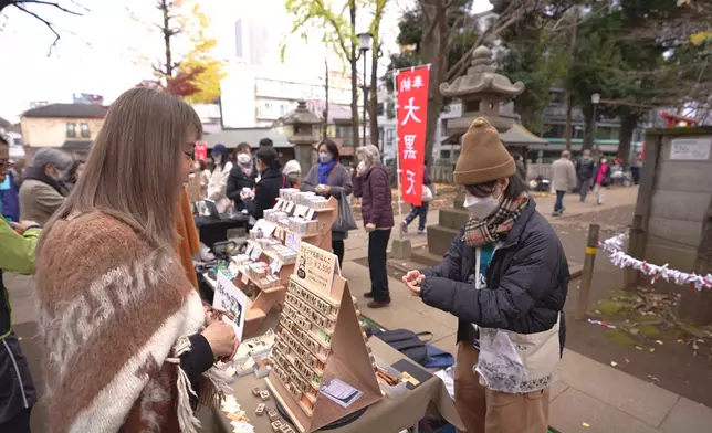 Helen花約155港元買咗一個即場為佢刻名嘅「如風」印章。