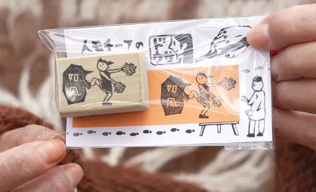 Helen花約155港元買咗一個即場為佢刻名嘅「如風」印章。