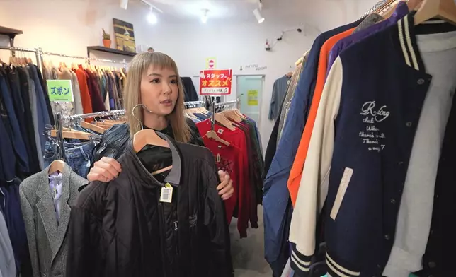 Helen見到呢件只賣約240港元嘅外套，突然又拋金句話：「做人最緊要有厚度」。