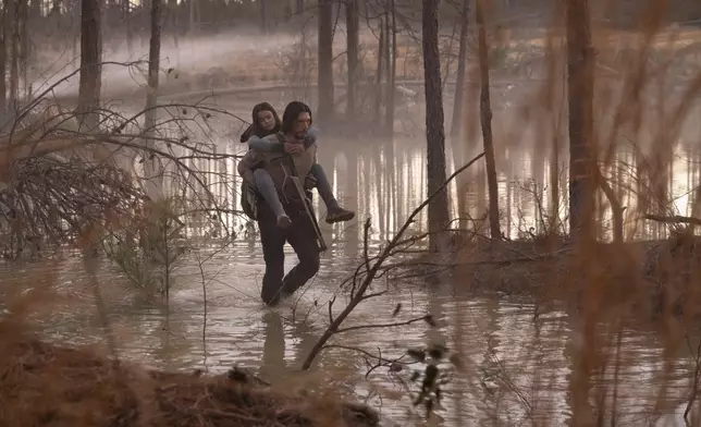 阿當戴華孖亞莉安娜「父女檔」流落史前地球。