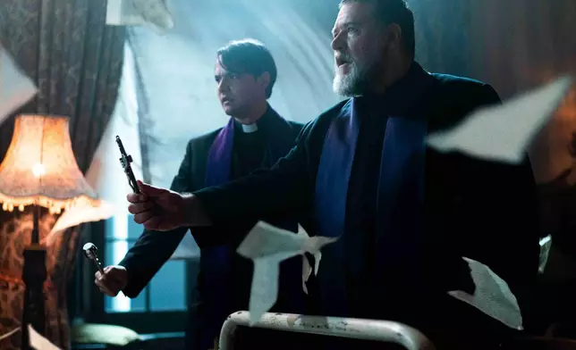 在電影中，羅素高爾飾演由教宗直接任命的梵蒂岡「首席驅魔人」。