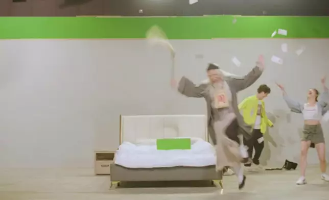 兩人又返回現實繼續「瞓鬥」，挑戰贏取至少港幣十萬元的獎金獎品。