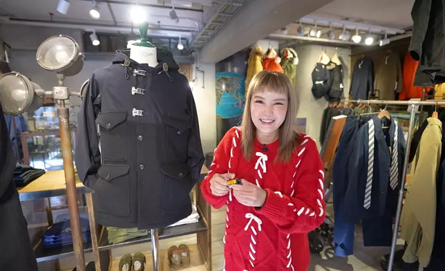 當年南極探險隊攝影師着過的同款外套。