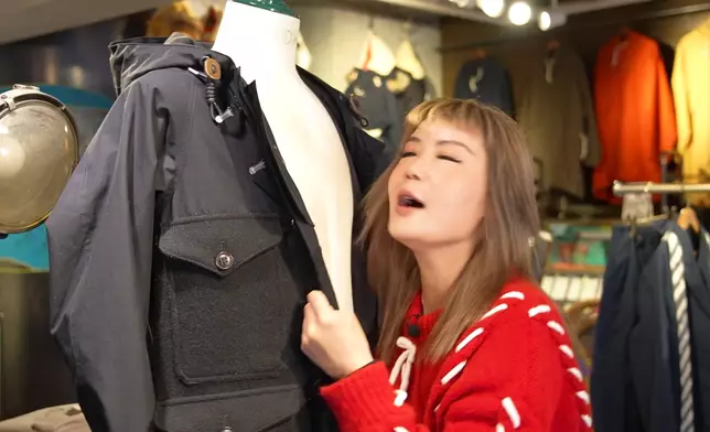 即席示範速解衫鈕的妙用。