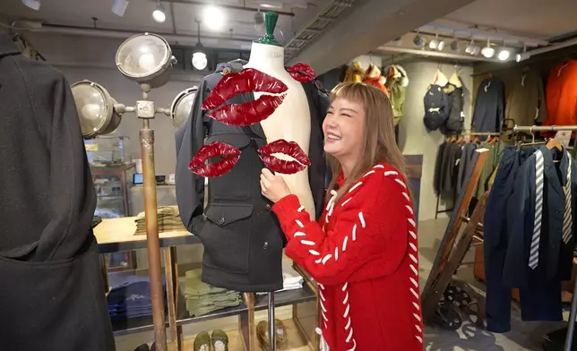 即席示範速解衫鈕的妙用。