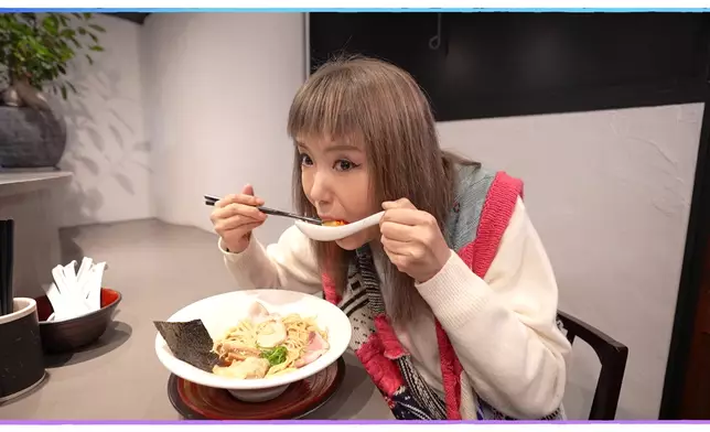 杜如風點了一款特上醬油拉麵，讚不絕口。