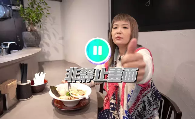 杜如風點了一款特上醬油拉麵，讚不絕口。