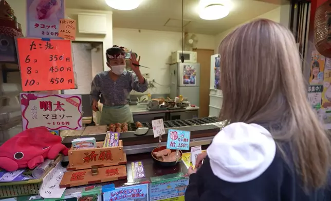 章魚燒老闆娘估杜如風30歲左右。