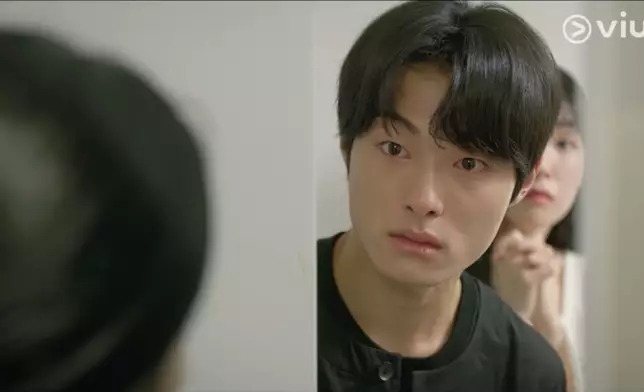 戲中假裝成亡者表弟前往拜訪，上演一秒催淚喊戲（影片截圖）