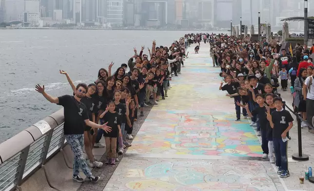 超過200位藝術家和學生攜手創作戶外粉筆畫。