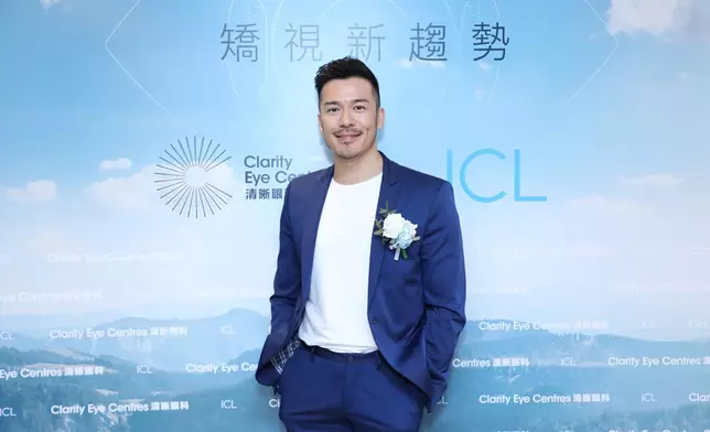 他亦因戴眼鏡而一直「忌水」。