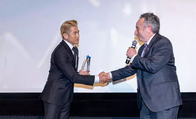 他由芝加哥電影局副處長Jonah Zeiger 手上接過此獎譽。