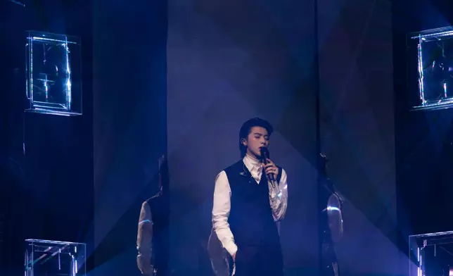 蔡徐坤一腳踢！