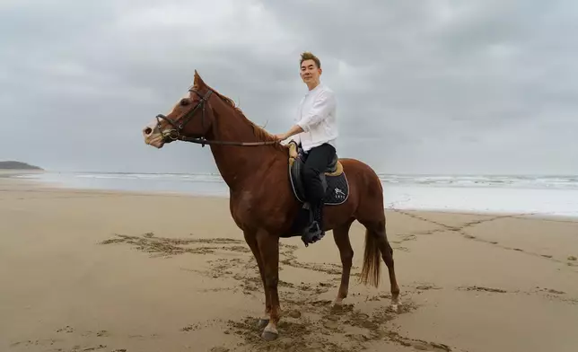 MV導演安排小齊在沙灘上策騎。