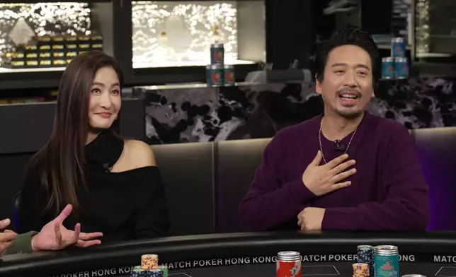 Kathy接受兩位男仕的稱讚，感到飄飄然。