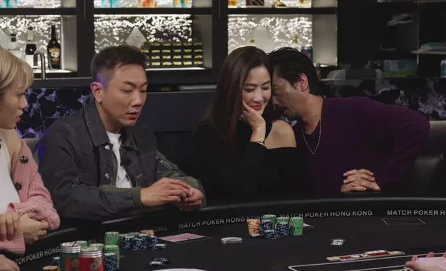 Eric從旁指導Kathy玩牌。