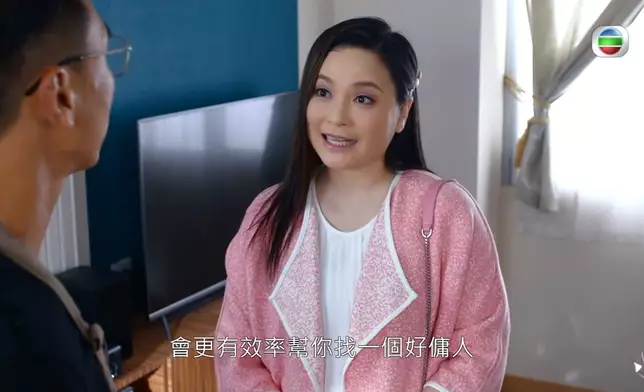 粉紅/桃紅系，留意番啲小飾物或者髮夾差唔多每個造型都唔同架。