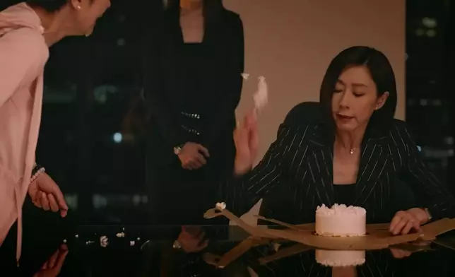 屠敏終於忍唔住拍枱了。