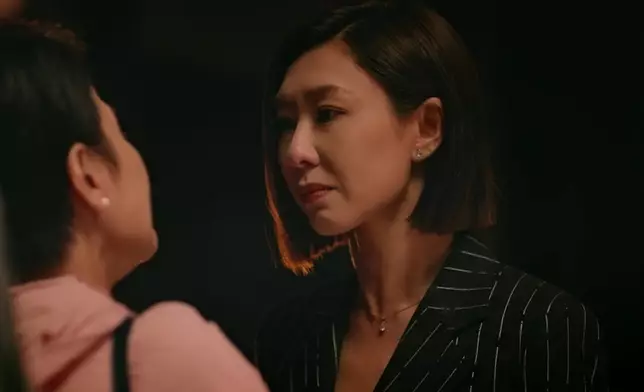 定欣呢滴眼淚差唔多差咗成大半場戲先慢慢咁滴出嚟，嗰種忍淚功力令網民嘆為觀止。