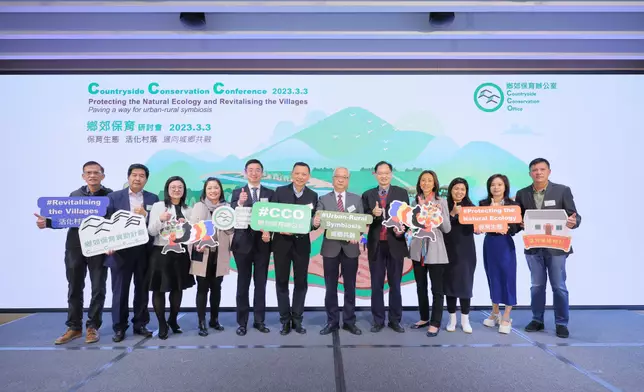 環境及生態局局長謝展寰（右六）、鄉郊辦總監鄧文彬教授（左六）和漁農自然護理署助理署長（郊野公園及海岸公園）葉彥博士（右四）與一眾講者及嘉賓合照。（政府新聞處提供）