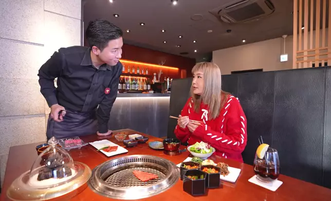 杜如風獲靚仔店員貼身照顧。