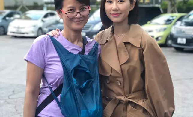 黎燕珊上載與胡定欣合照，獲粉絲大讚素顏上鏡認真又專業。