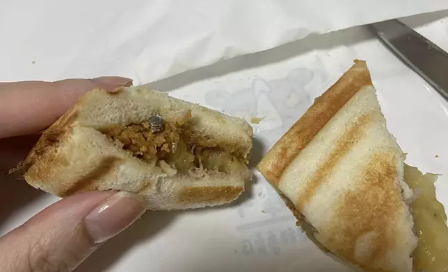 港媽於社交平台發文表示從外賣平台訂購沙田石門某餐廳的多士給小朋友吃，卻驚見一粒螺絲在內，雖然小朋友沒有食到，但港媽決定公開事件，讓其他食客引以為戒。