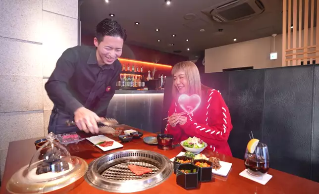 靚仔店員細心燒和牛，杜如風非常受落。