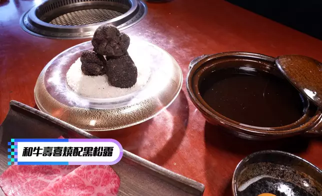 店員猛為杜如風落名貴的黑松露。