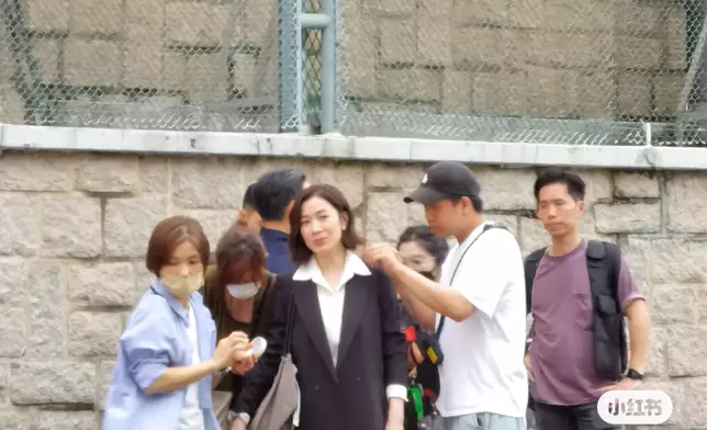 阿佘淡妝都好耐看唔覺老。